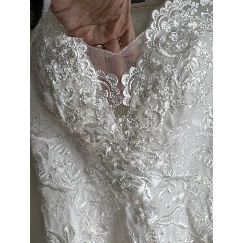 MERRY’S Lace Wedding Dress-Chapel Train-10; Fits Street Size 4 - Picture 12 of 14